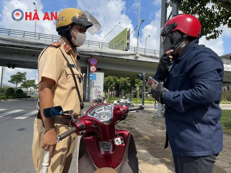 Lỗi không bằng lái xe máy mức phạt bao nhiêu? Có bị giữ xe không?