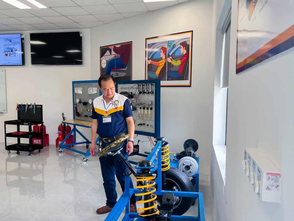 Giáo tại OTO2 hướng dẫn xử lý các tình huống lái xe
