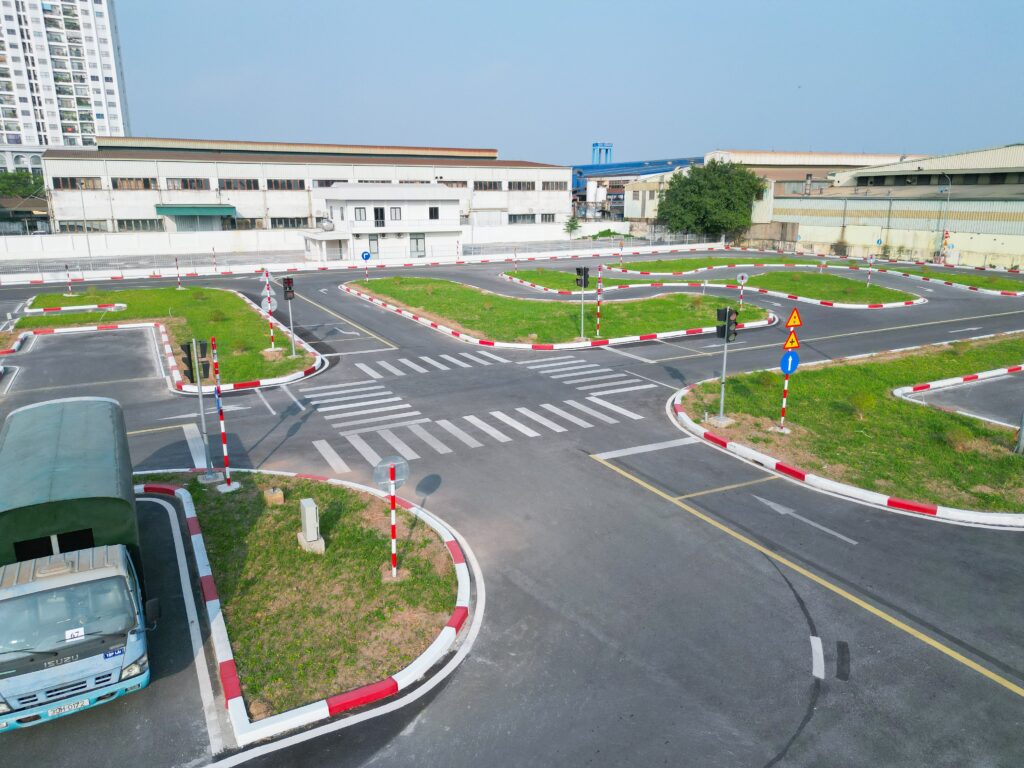 Vi phạm quy tắc giao thông trong sân thi