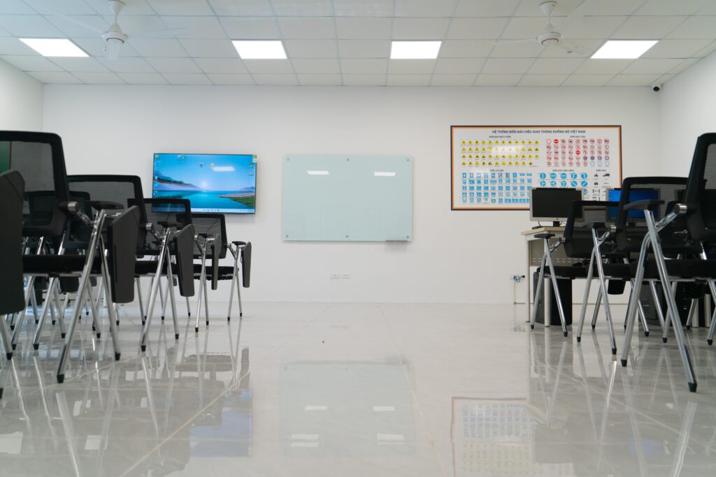 Học viên sẽ bắt đầu với việc học lý thuyết lái ô tô