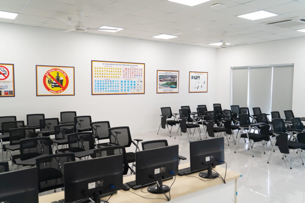 Phòng học lý thuyết mới, đầy đủ vật chất tại OTO2